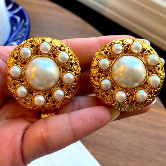 One of a kind Chanel vintage earrings. Previously authenticated by poshmak 😎😎 - Picture 1 of 13